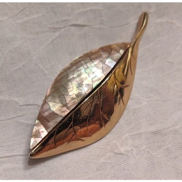 Signed Brooch Liz Claiborne Leaf Mother Of Pearl Gold Tone Metal Pin Vtg Abalone - Picture 5 of 12